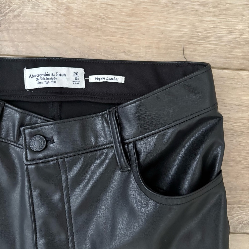 Abercrombie & Fitch Vegan Leather 90s Straight Pant Ultra High Rise Black 26 2 - Picture 7 of 8